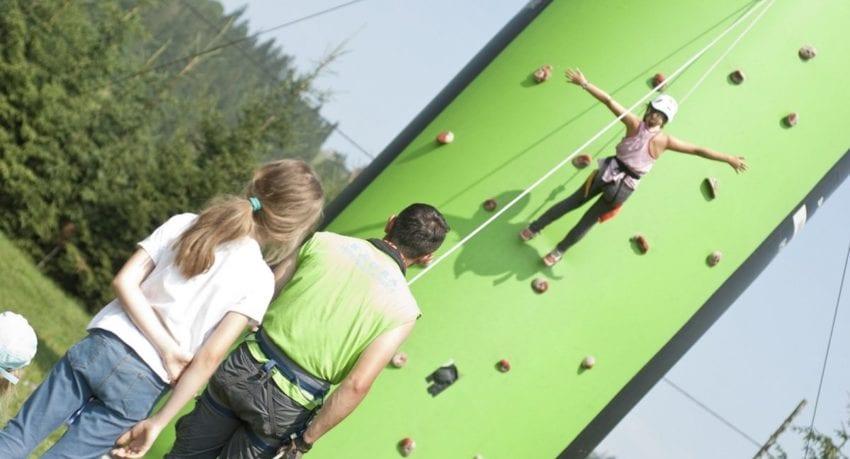 dziewczyny na ściance wspinaczkowej