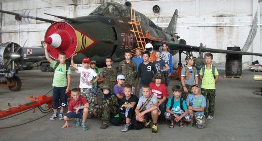 obóz młodzieżowy - samolot wojskowy
