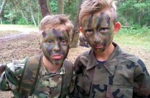 Obóz militarny w mundurach