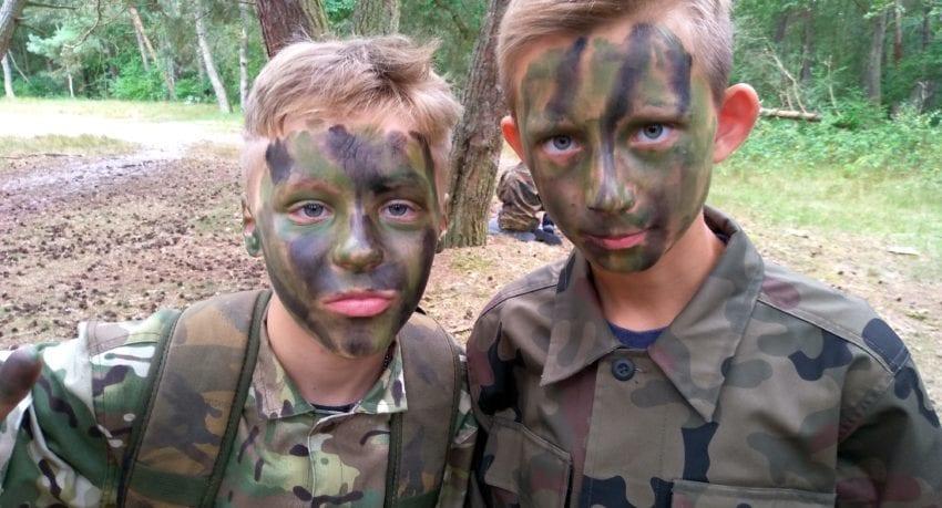 Obóz militarny w mundurach