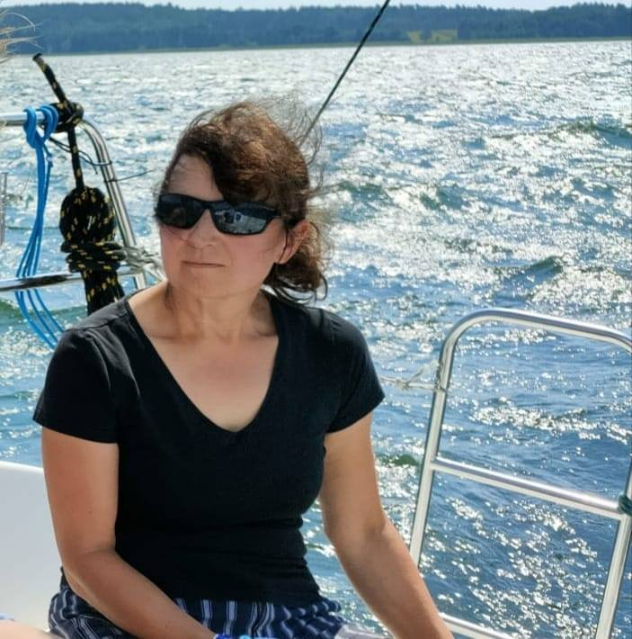 <Strong></noscript>Kierownik Wyszkolenia Żeglarskiego</strong><br />
Nauczy żeglować każdego! Posiada nieograniczone zasoby cierpliwości, ogromny talent dydaktyczny i wieloletnie doświadczenie żeglarskie.