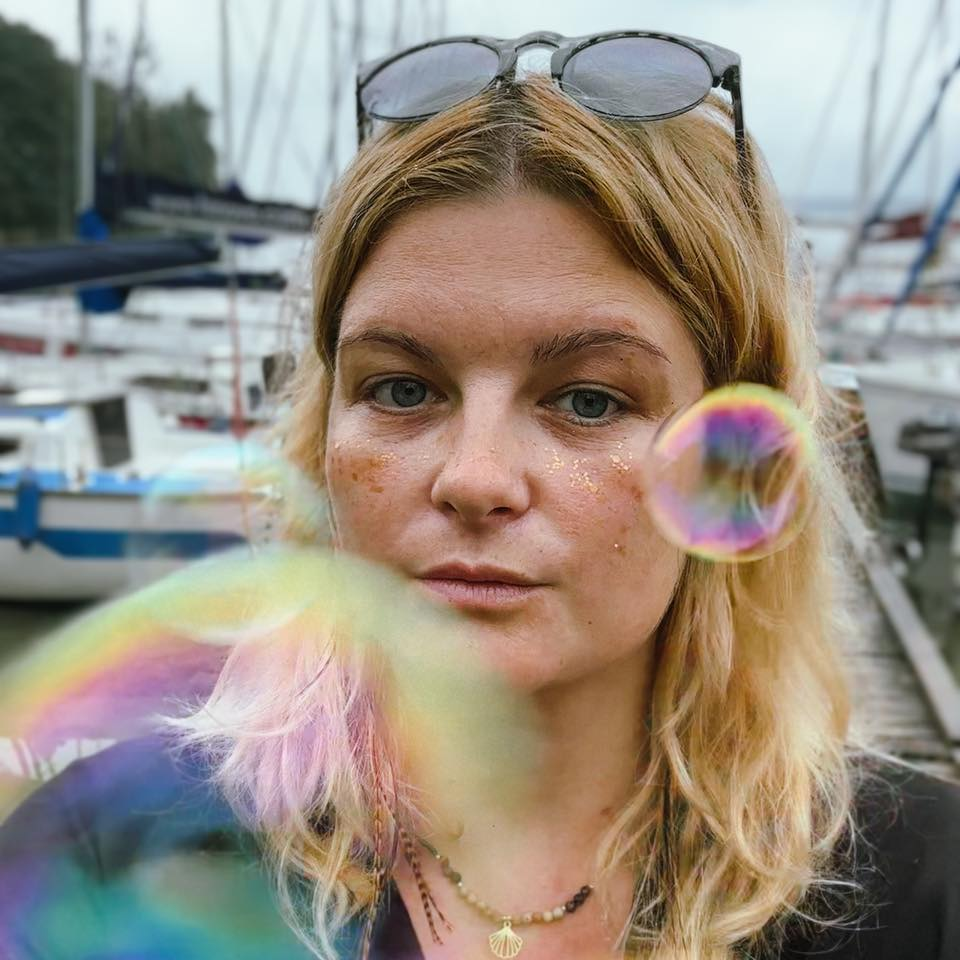 <Strong></noscript>Social Media Manger</strong><br />
Specjalnie fotografuje, specjalnie nagrywa, puszcza wielkie bańki mydlane i kręci pochodniami, podkręca atmosferę na fejsie i wrzuca fotki na Instagrama. Choć wygląda podobnie do człowieka, uważa się za Poodla...