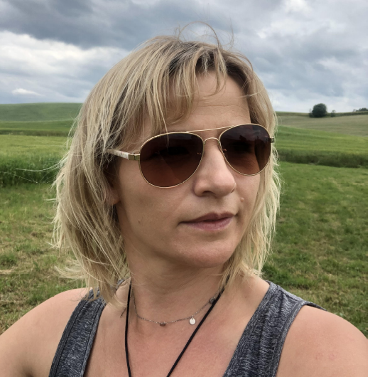 <strong></noscript>Specjalistka ds. obsługi klienta.</strong><br />
Chętna do pomocy w każdej kwestii, ale specjalizuje się w organizacji wycieczek szkolnych. Morze, góry, Mazury - powiedz tylko dokąd chcesz jechać ze swoją klasą, a o resztę się nie martw.<br />
