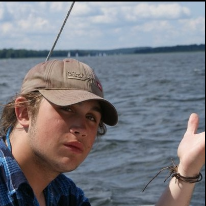 <Strong></noscript>Komandor rejsów PCM</strong><br />
Mówią o nim „pirat z rozwianym włosem z którym nigdy nie będziesz się nudzić”. Pływa z Różą od ponad 10 lat!