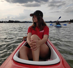 <strong></noscript>Kierownik kolonii i obozów</strong><br />
Odpowiada za całokształt spraw związanych z organizacją i prowadzeniem wypoczynku dla dzieci i młodzieży. Zarządza kadrą, opracowuje programy zajęć i dba o ich realizację. W firmie od 7 lat.